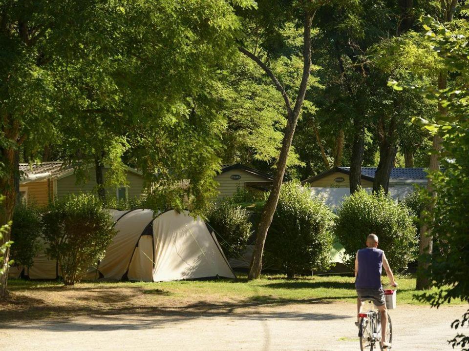 Camping Les Portes De Sancerre 圣萨蒂尔 外观 照片